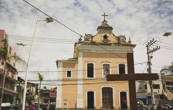 Tiroteio em Itapuã deixa dois feridos em plena luz do dia