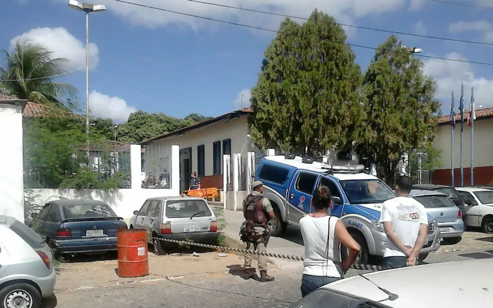 Casal se acidenta ao “empinar” moto e bater em viatura policial