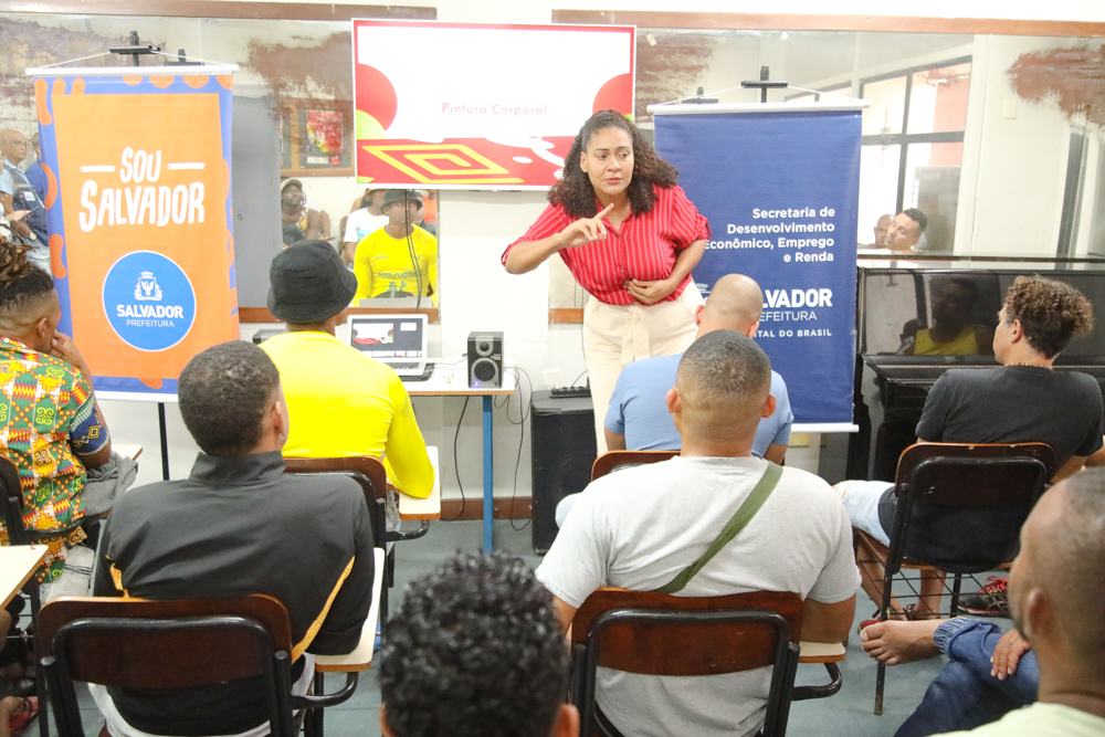 Curso de pintura corporal para trabalhadores informais é promovido pelo Projeto Sou Salvador