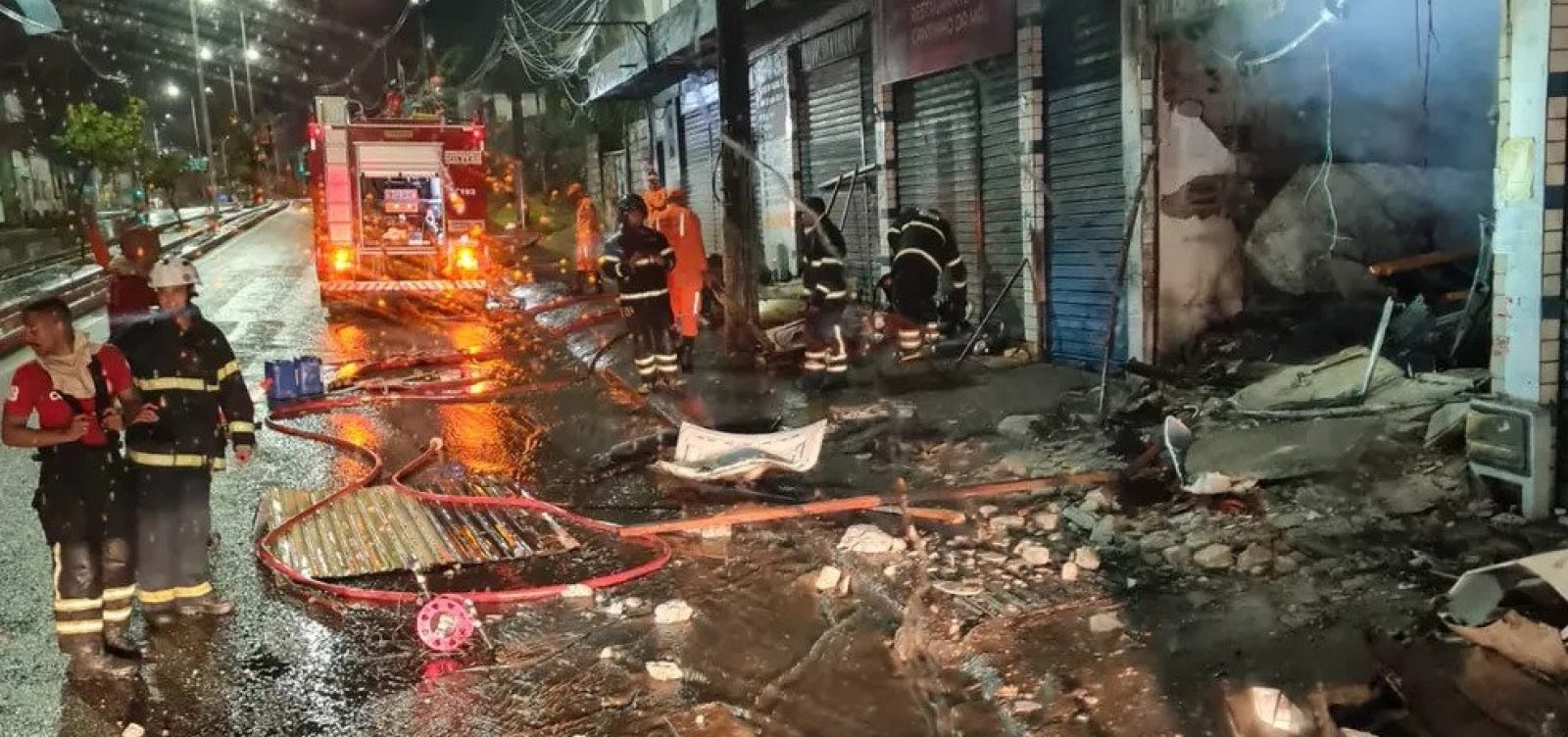 Incêndio na Av. Suburbana causa destruição em loja de autopeças e congestionamento no trânsito