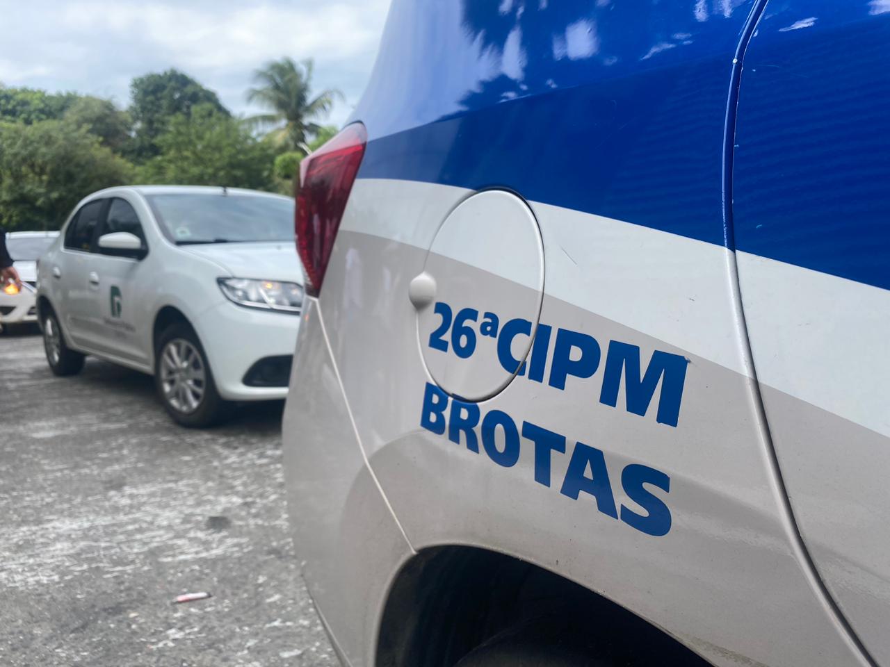 Dois são presos e um adolescente é apreendido com veículo roubado