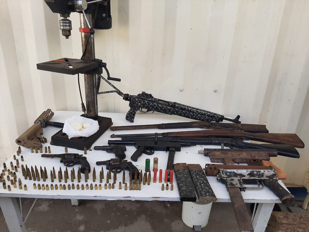 Fuzil, submetralhadoras e outras seis armas são achados pela 70ª CIPM