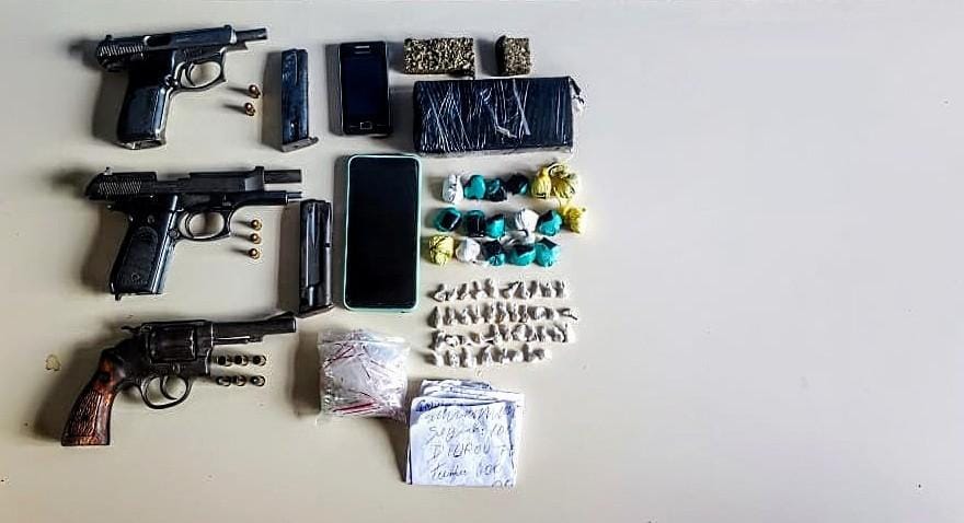 Polícia desmantela ponto de venda de drogas em Iaçu após confronto armado