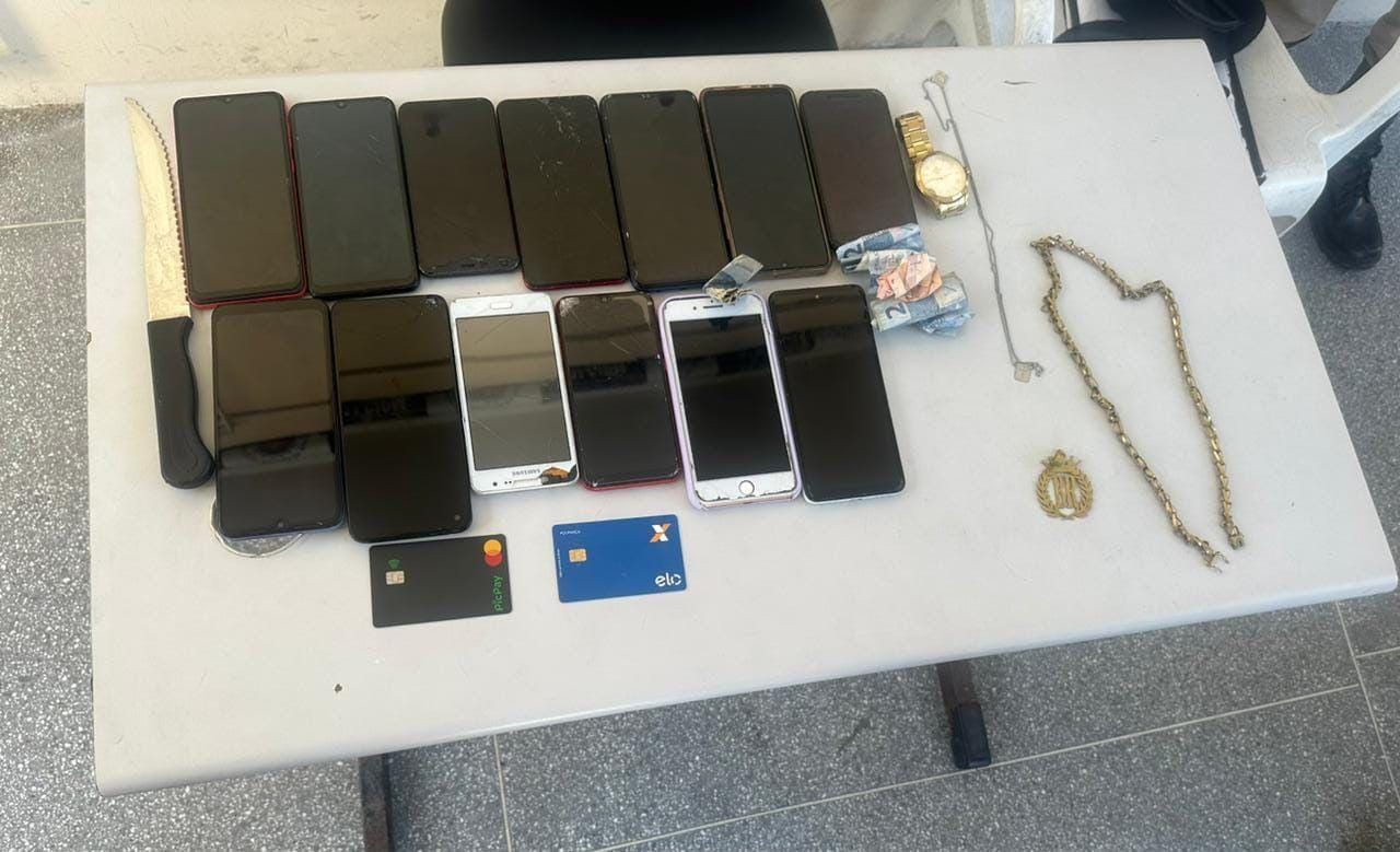 22ºBPM apreende 13 celulares com quarteto após assalto