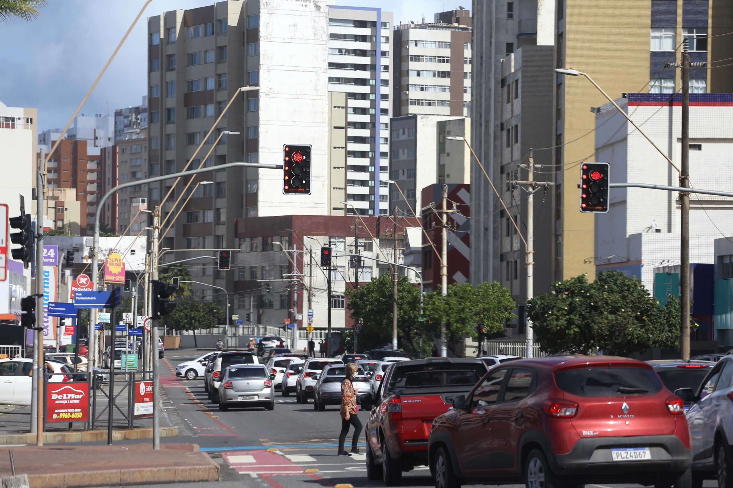 Semáforos inteligentes revolucionam o trânsito de Salvador com tecnologia avançada