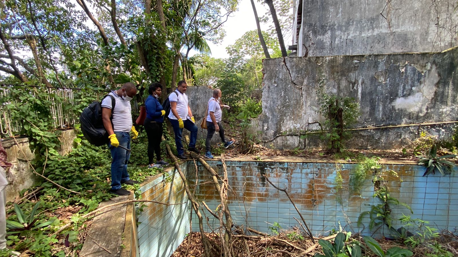 CCZ realiza ação de abertura de imóvel abandonado para combater a proliferação do Aedes