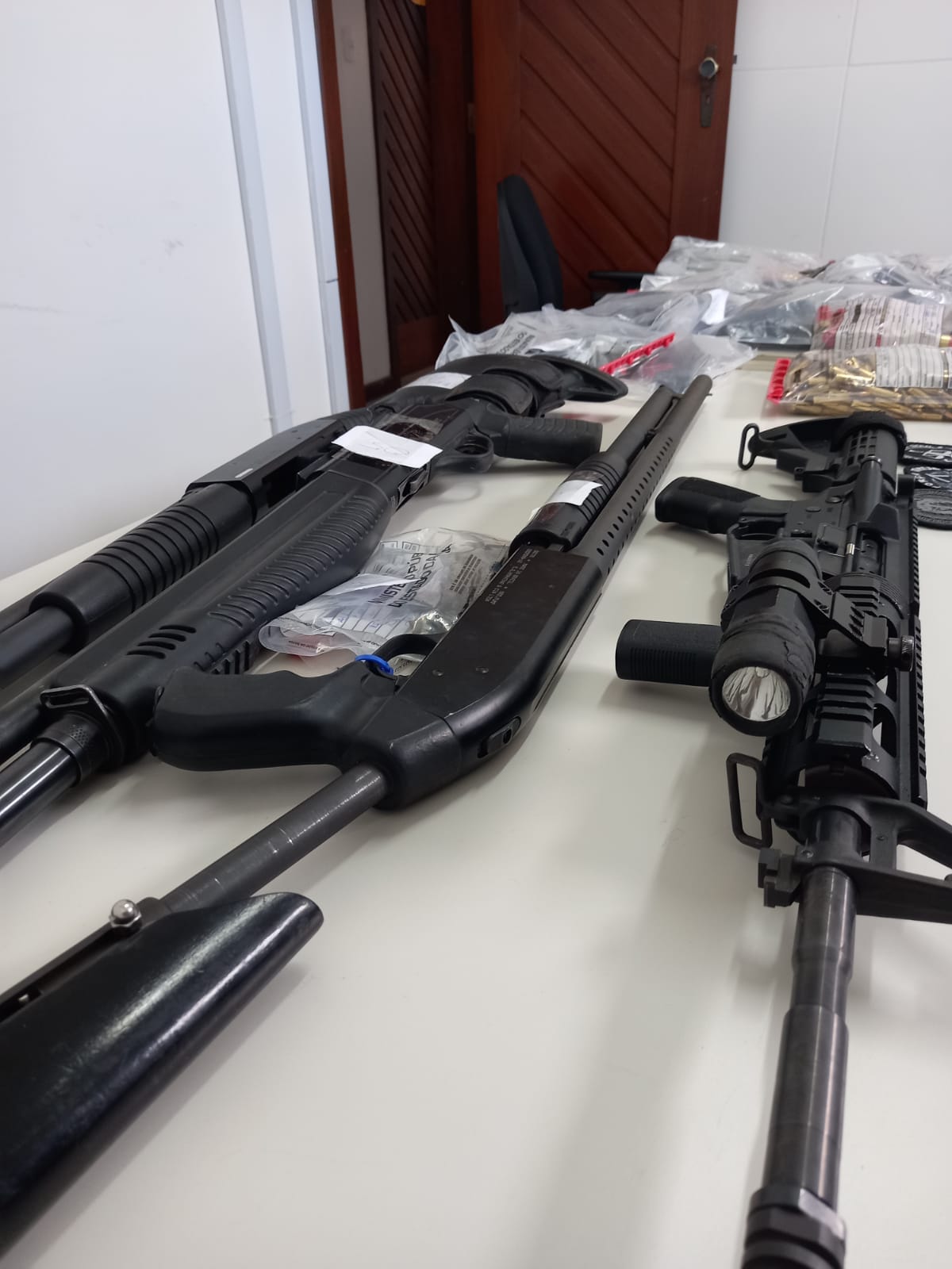 Operação conjunta resulta na prisão de policiais e traficante envolvidos em crimes graves