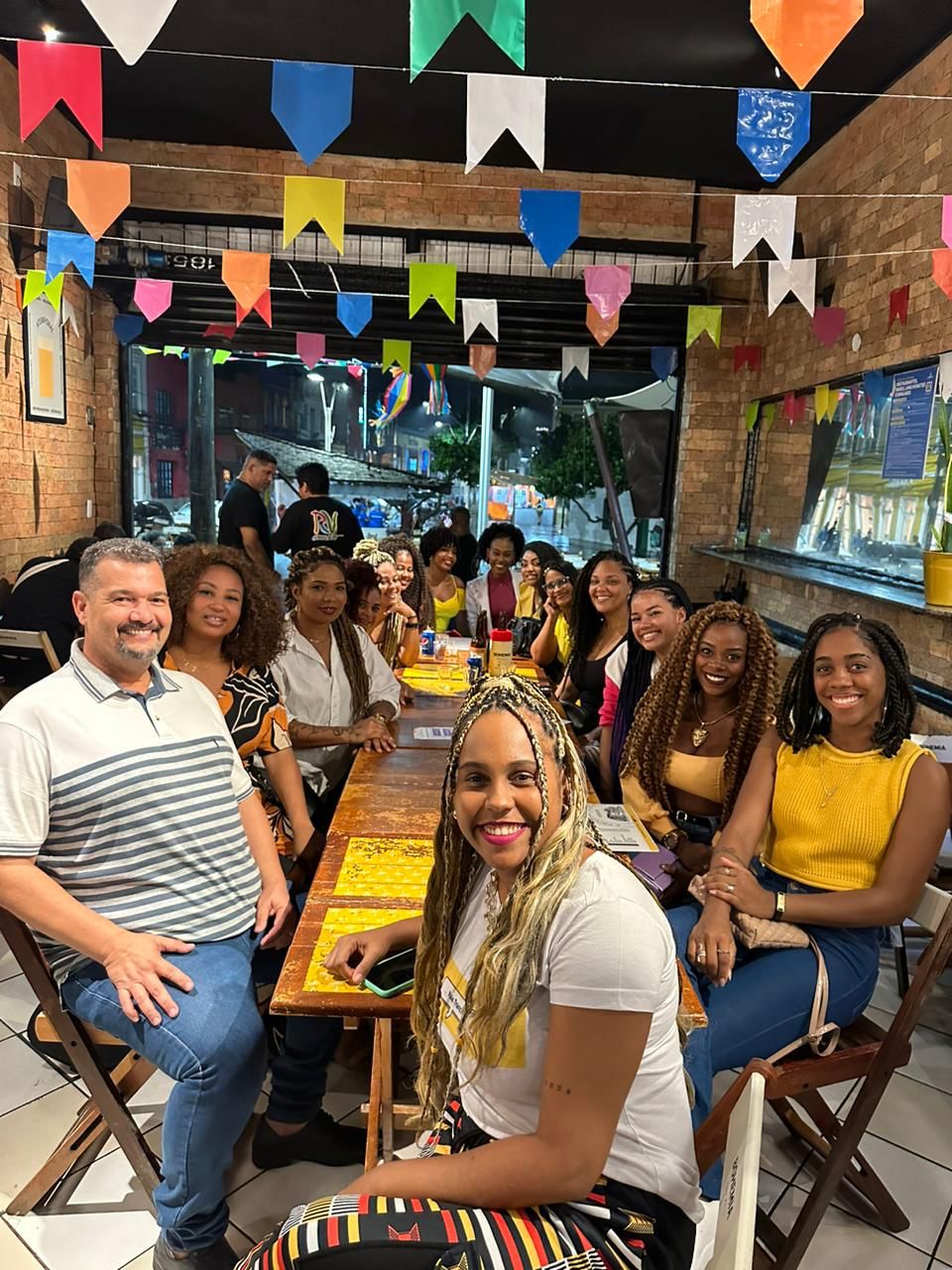 Gordinho da Favela participa de encontro de trancistas em celebração ao dia da profissão