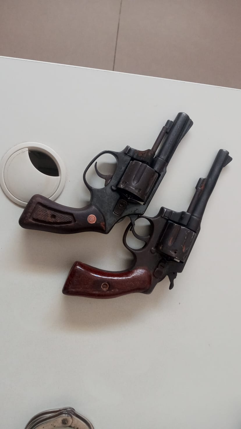 PM e PC libertam funcionária de joalheria feita refém por trio de criminosos
