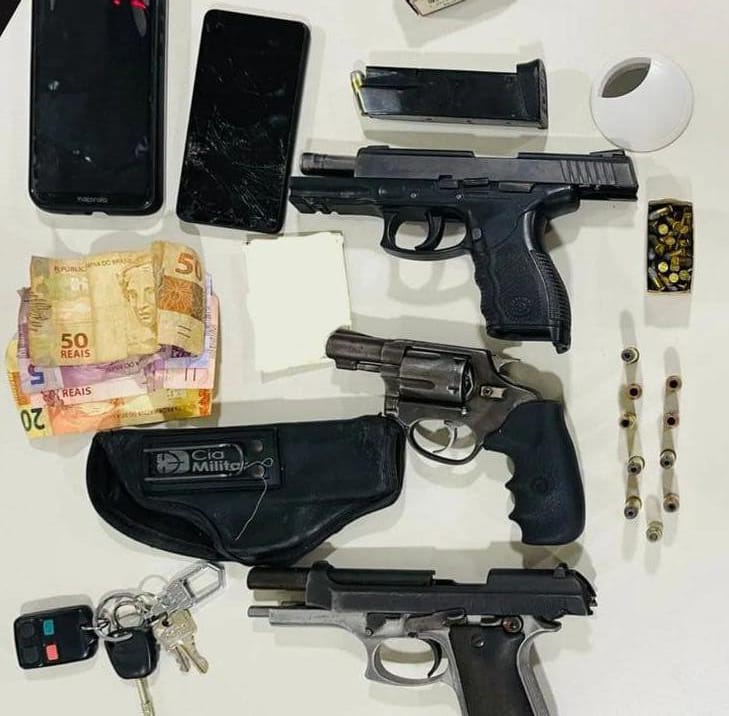 Casal é flagrado com três armas em posto de gasolina