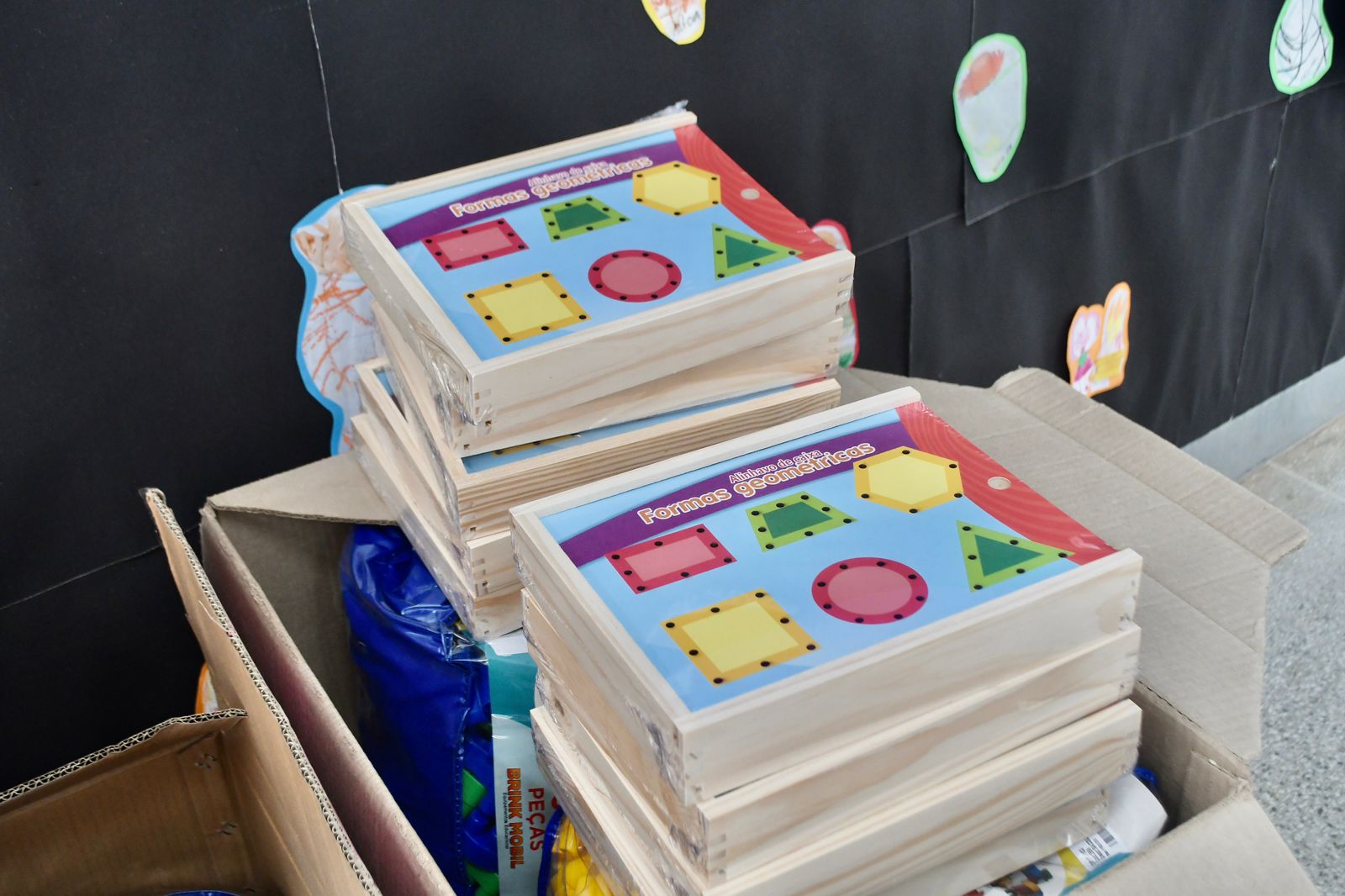 Creches e pré-escolas municipais recebem kits de brinquedos pedagógicos para estimular o desenvolvimento das criança
