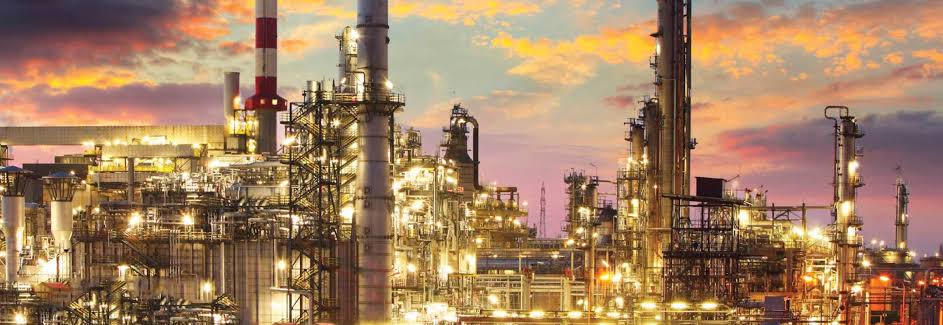 OPEP+ estende cortes na produção de petróleo até 2024 para estabilizar preços.