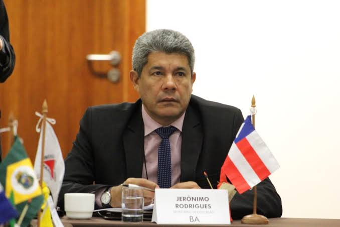 Jerônimo Rodrigues, anuncia antecipação de 50% do salário para servidores no mês de junho.