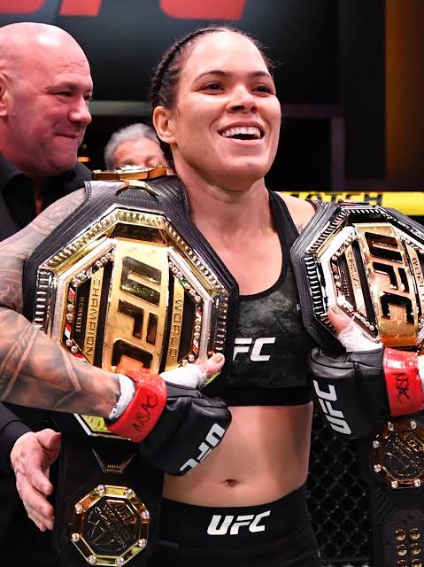 Amanda Nunes brilha no Canadá, confirmando seu favoritismo e surpreendendo ao anunciar sua aposentadoria