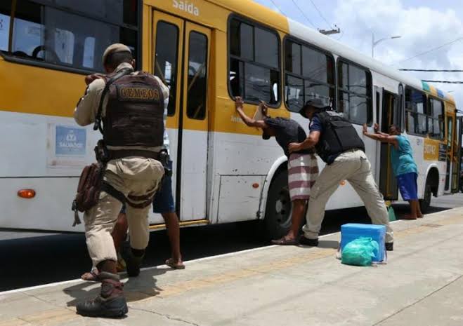 Prisão de dezesseis suspeitos de roubo a ônibus em Salvador durante o mês de maio