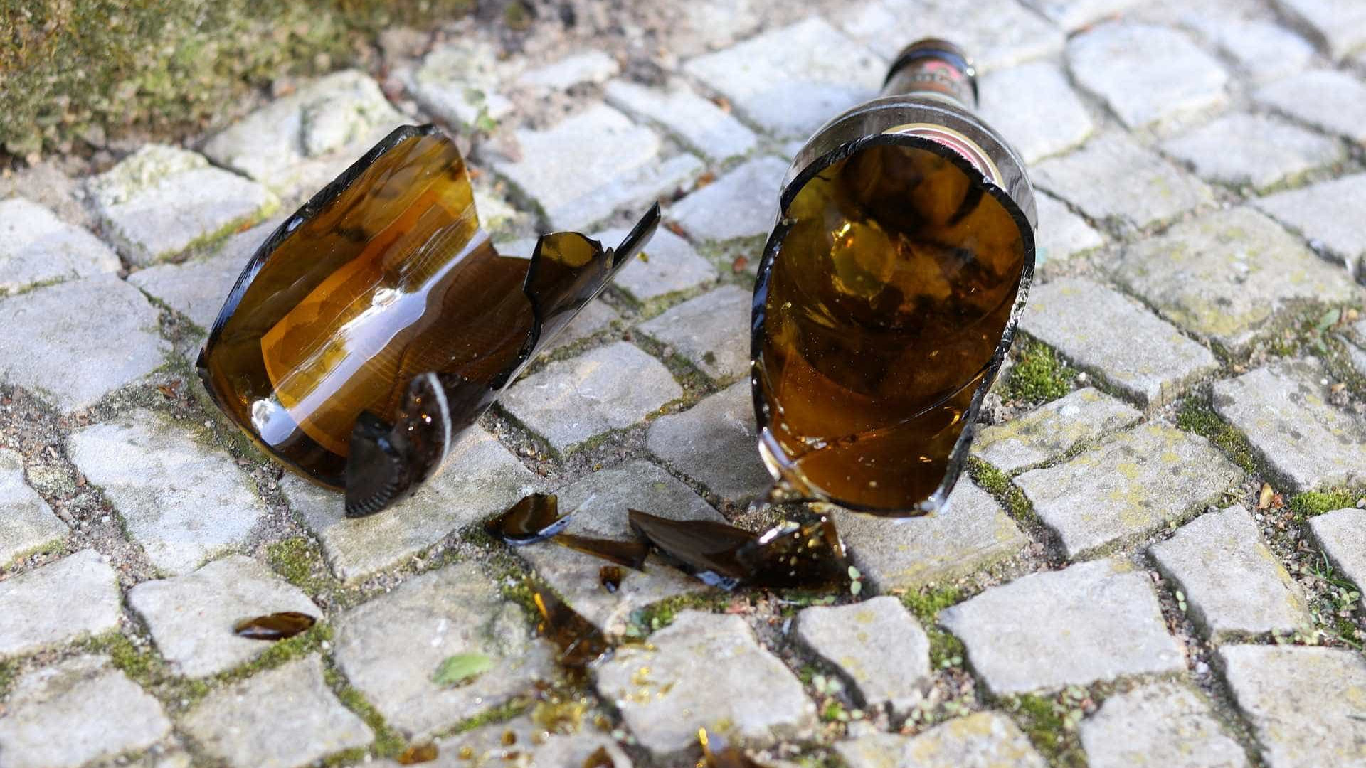 Mulher é presa após tentar matar companheiro com garrafa de vidro
