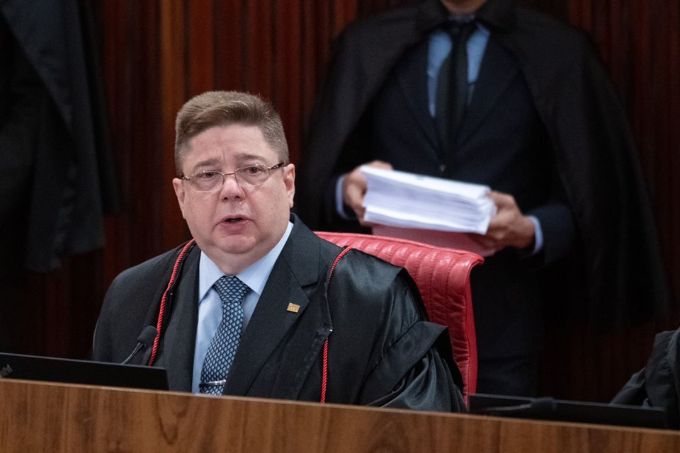 TíAraújo diverge na votação da condenação de Bolsonaro. Placar empatado 1 a 1.