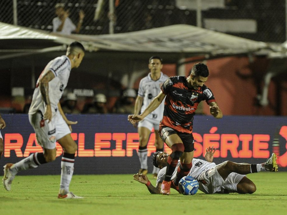Vitória atropela o Ituano e assume liderança isolada com placar elástico