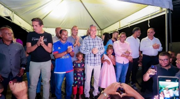 Prefeitura de Simões Filho revitaliza Mapele com novo campo de futebol e rua requalificada