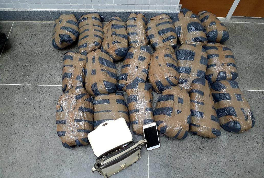 Mulher foge de blitz, mas acaba alcançada com 25 kg de maconha