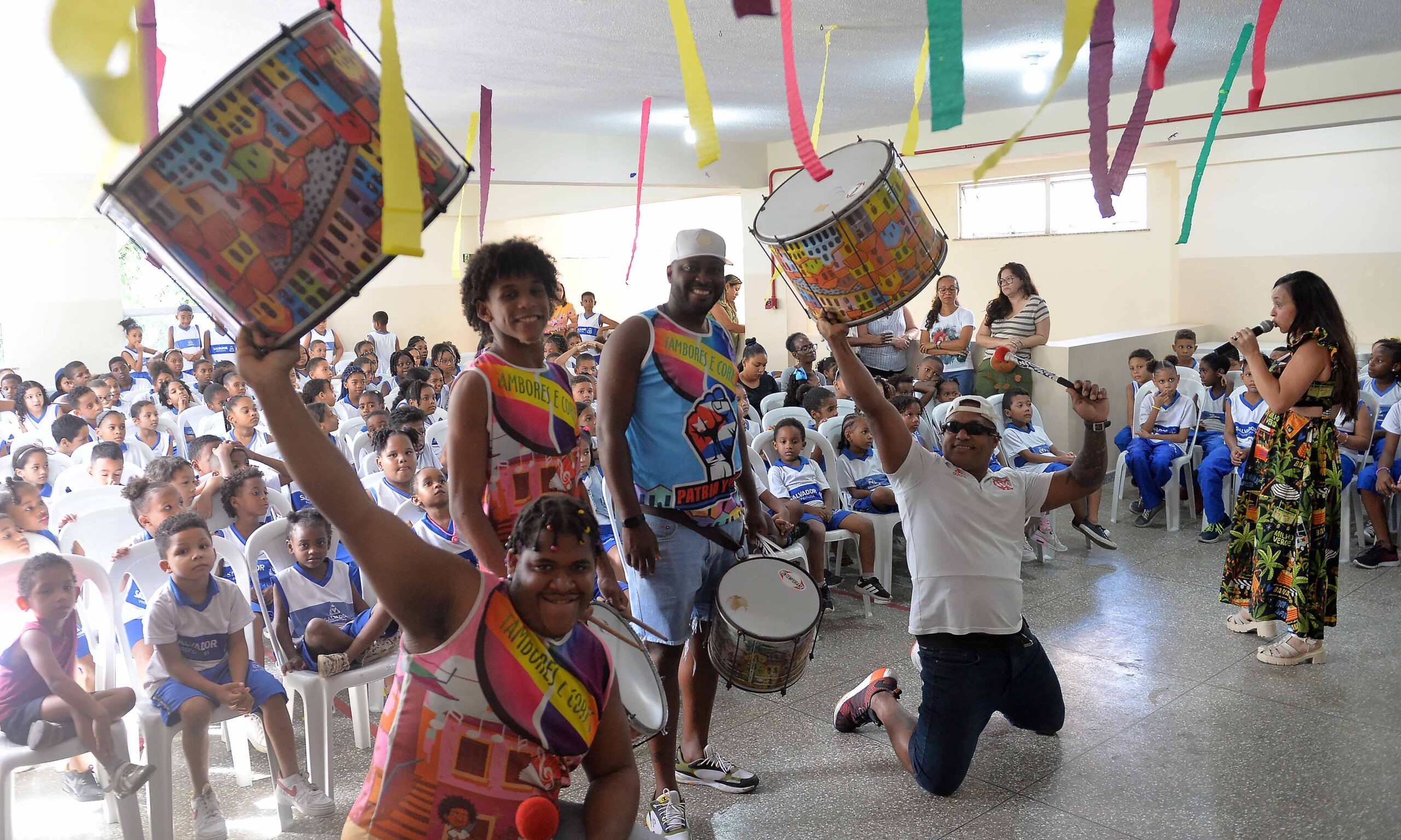 Escola Municipal da Engomadeira celebra amizade e cultura através do samba-reggae e projetos de leitura