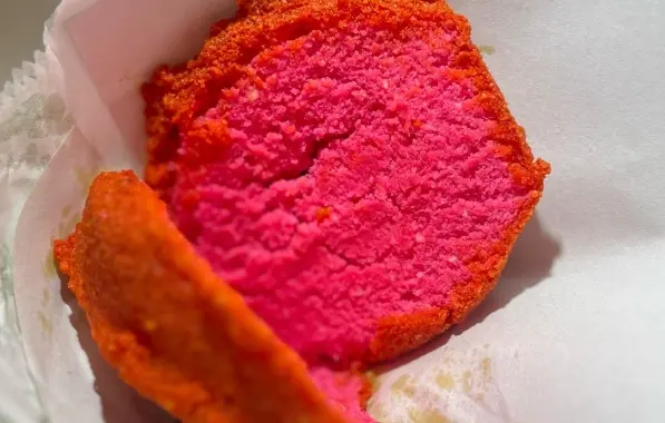 Tradição x Inovação: Acarajé Cor de Rosa Causa Polêmica na Bahia