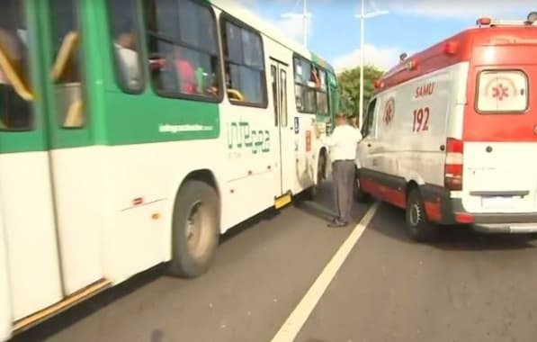 Dois acidentes em Salvador: motociclista atendido e pedestre atropelado