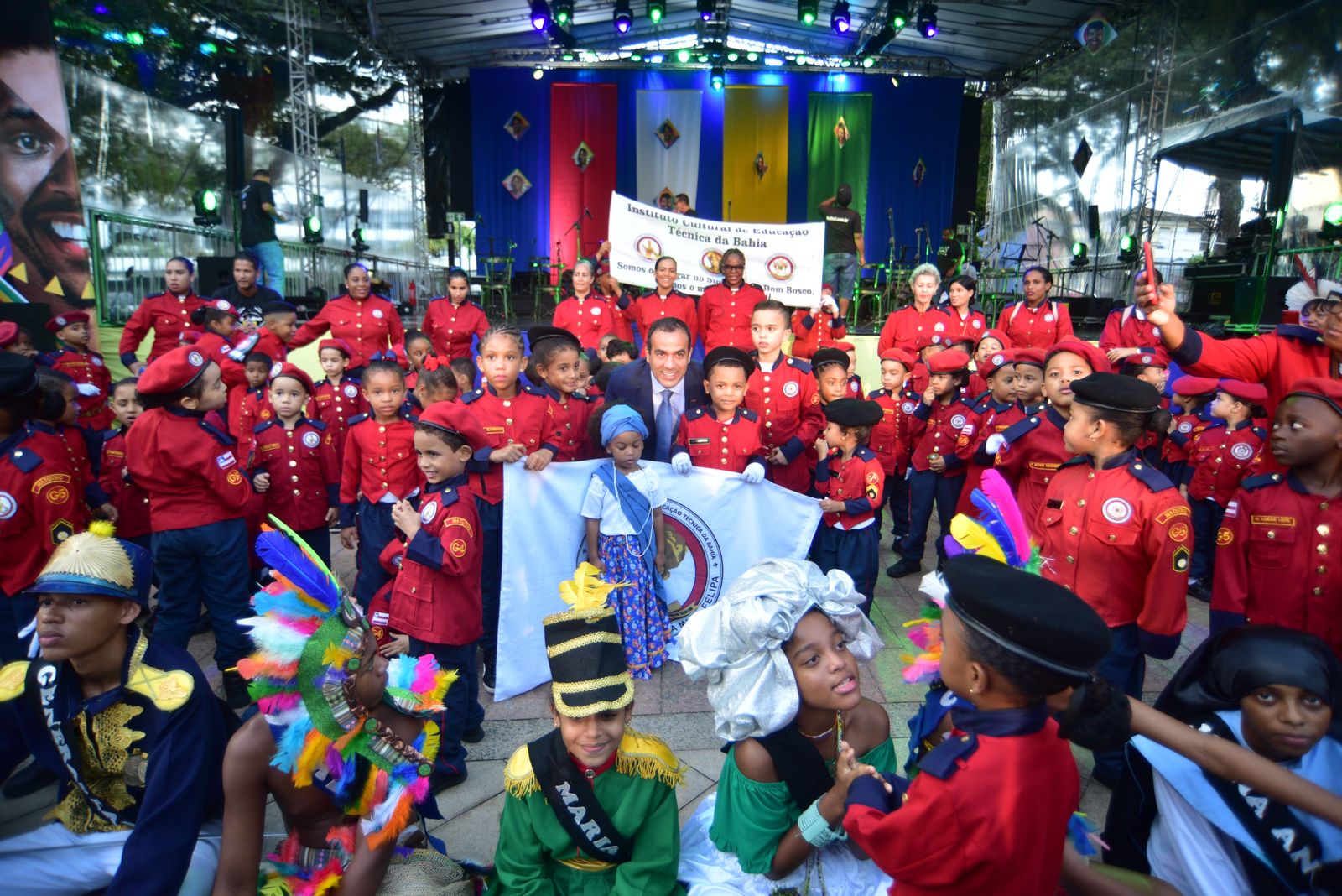 Chegada do Fogo Simbólico e dos caboclos ao Campo Grande encerra desfile cívico do 2 de Julho