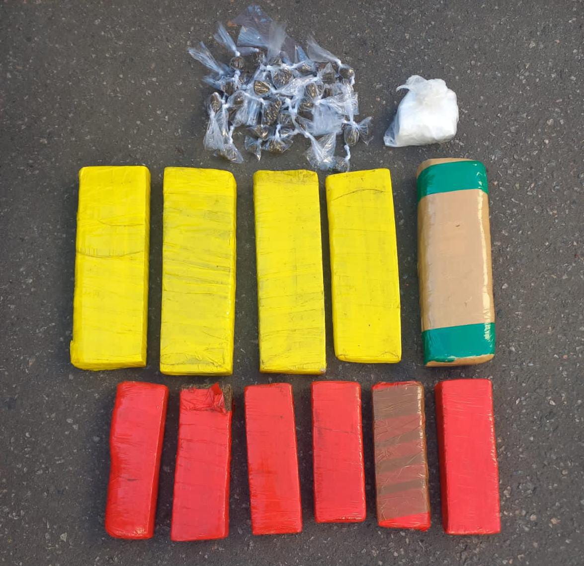 Dupla de traficantes foge da Rondesp Atlântico e abandona 10 kg de maconha em Itapuã