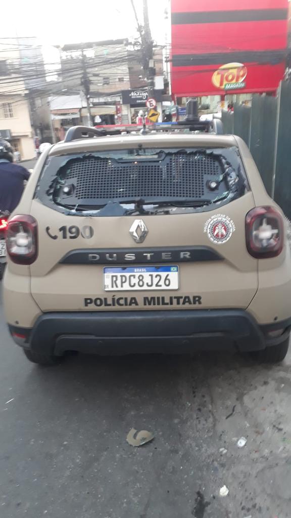 Em ação que terminou com dois traficantes presos, viatura da PM é atacada com pedradas