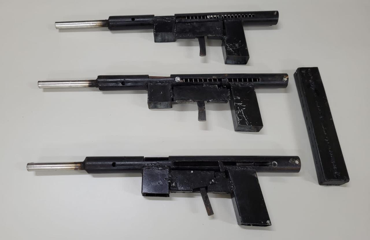 Trio é preso em flagrante com três submetralhadoras durante operação policial em Itaquara