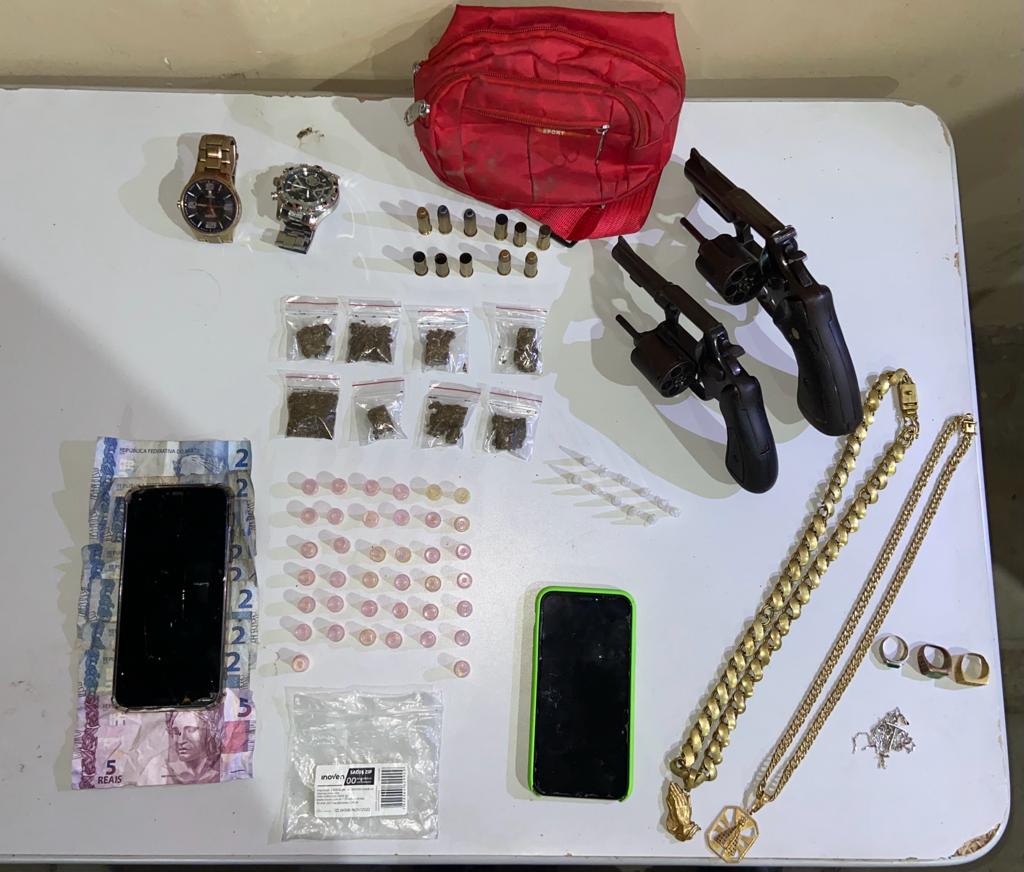 Dois suspeitos são detidos em Cruz das Almas após apreensão de armas durante operação policial