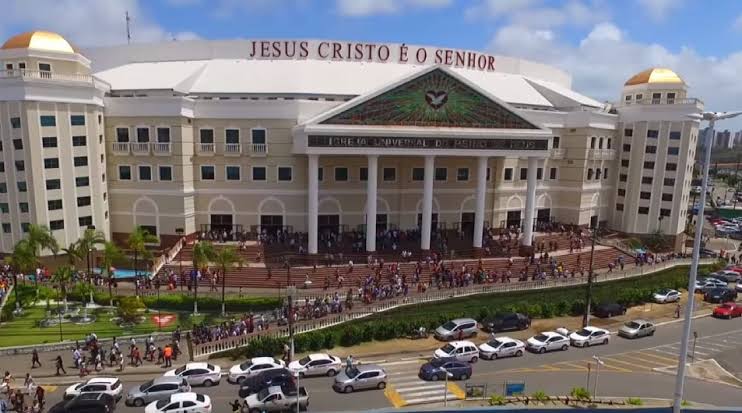 Corpo de homem é encontrado em lixeira em Salvador, próximo a igreja Universal
