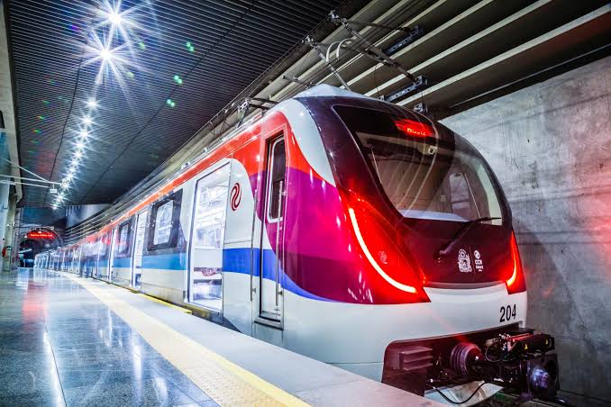 TInterrupção no Metrô de Salvador após Queda de Galho de Árvore na Via Aérea