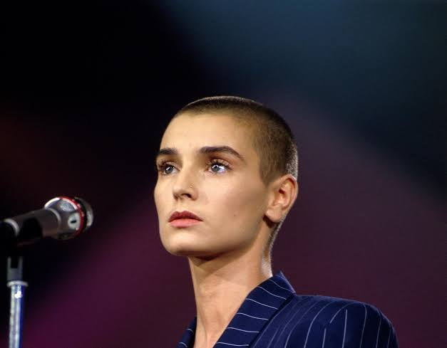 Adeus à Voz Poderosa: Cantora Sinéad O’Connor Falece aos 56 Anos