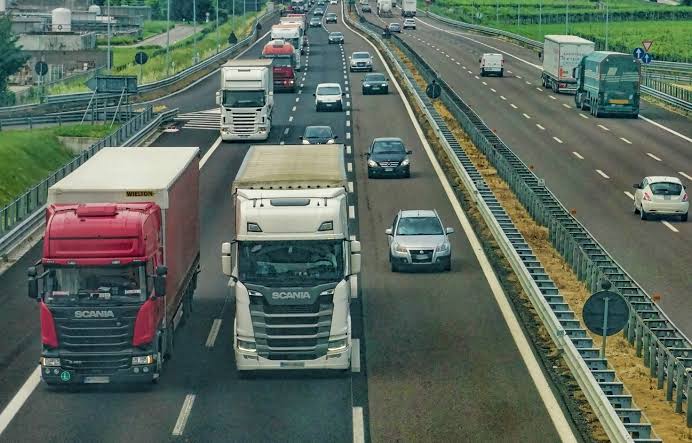 STF declara inconstitucionalidade de pontos da Lei dos Caminhoneiros sobre jornada de trabalho e pausas, mas mantém exigência de exame toxicológico