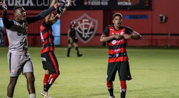 Vitória brilha e recupera seu lugar no G-4 da Série B com uma vitória épica!