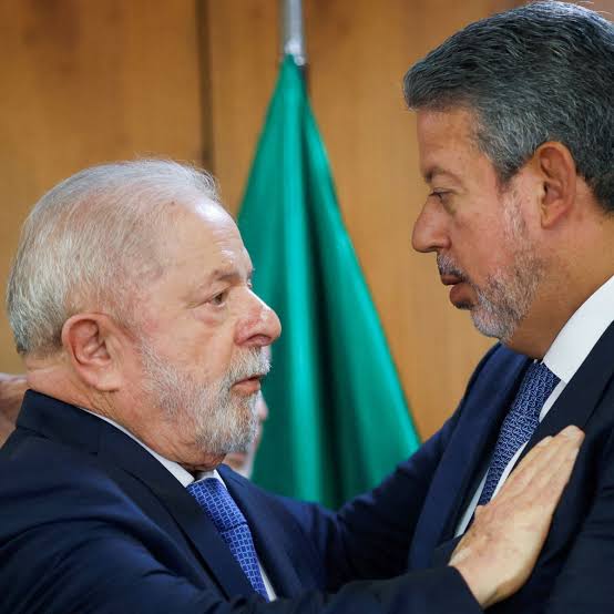 Reunião entre Lula e Lira busca alianças políticas e distribuição de cargos no governo