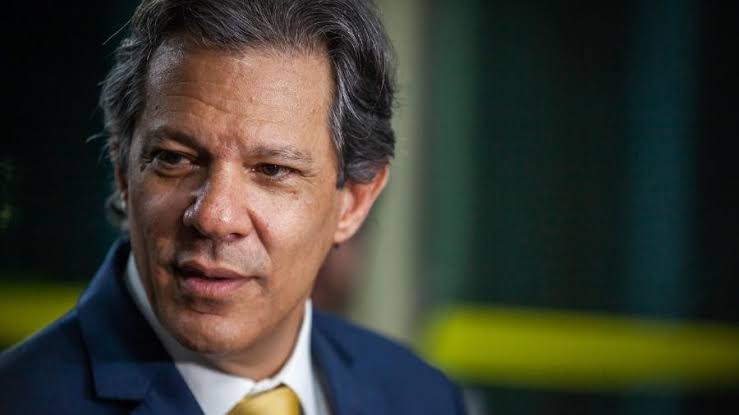 Ministro da Fazenda, Fernando Haddad, expressa preocupação com recuo da economia devido aos juros altos