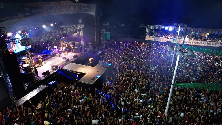 Arraiá das Viúvas em Simões Filho atrai multidões no seu primeiro dia de festa