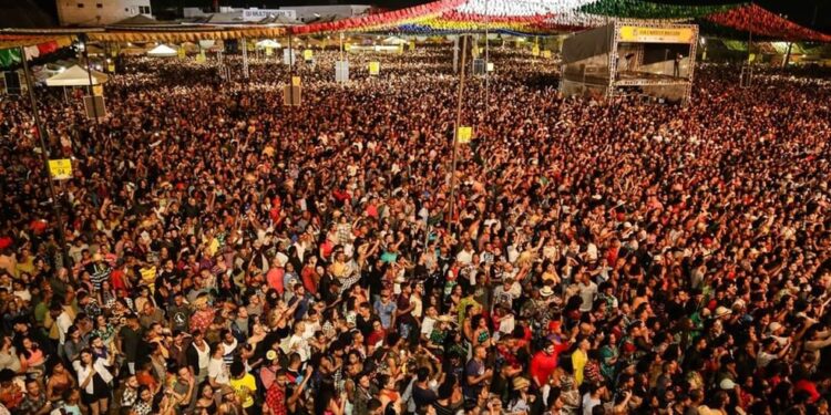 Transporte público é a opção favorita dos foliões para chegar ao São Pedro no Parque de Exposições