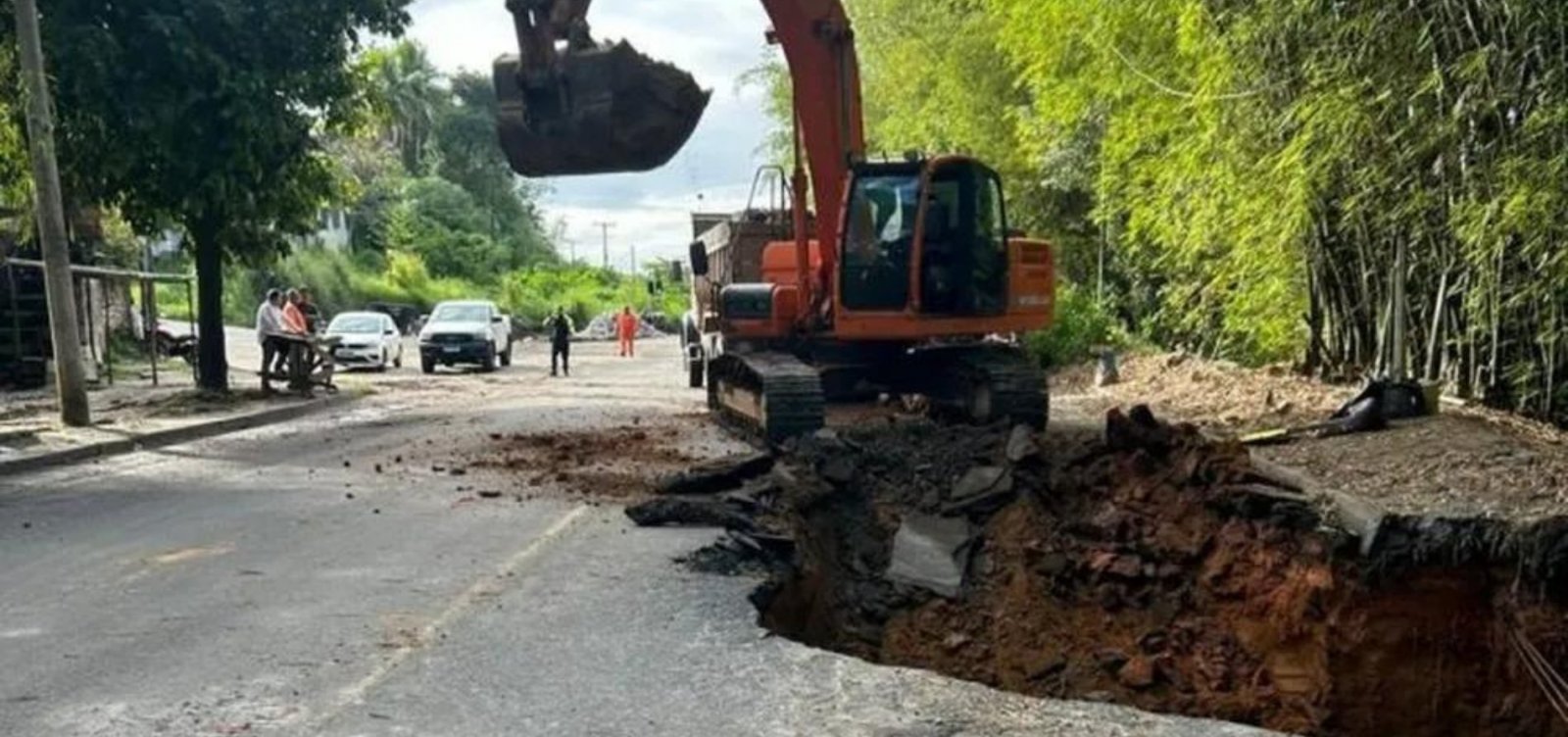 Cratera na BA-528 em Salvador Interdita Trecho e Afeta Moradores