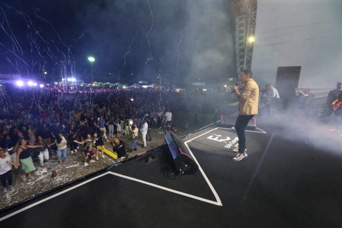 Canta Bahia recebe cantora Aline Barros e arrecada mais de duas toneladas de alimentos