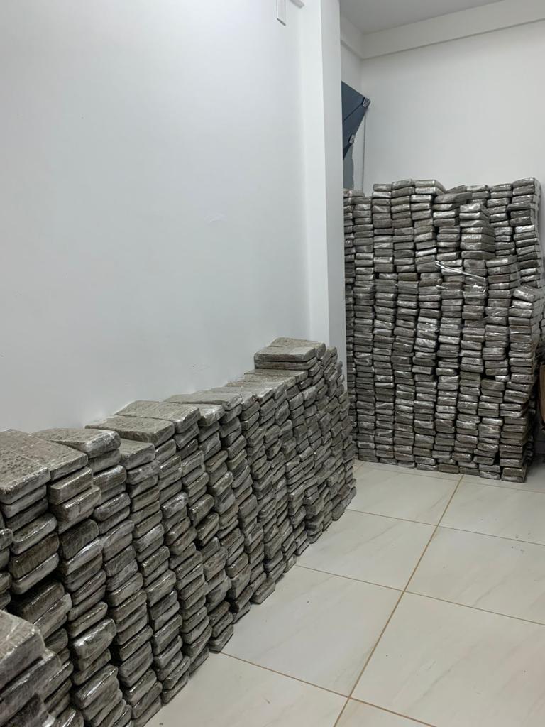 Operação Conjunta da Polícia Federal e Polícia Rodoviária Federal Resulta na Apreensão de Quase 1 Tonelada de Drogas em Vitória da Conquista, Bahia