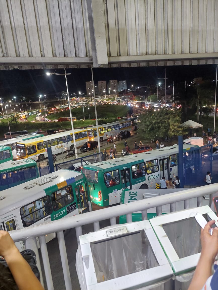 Caos no Transporte Público de Salvador: Ônibus quebrado e Falha no Metrô Causam Transtornos aos Usuários