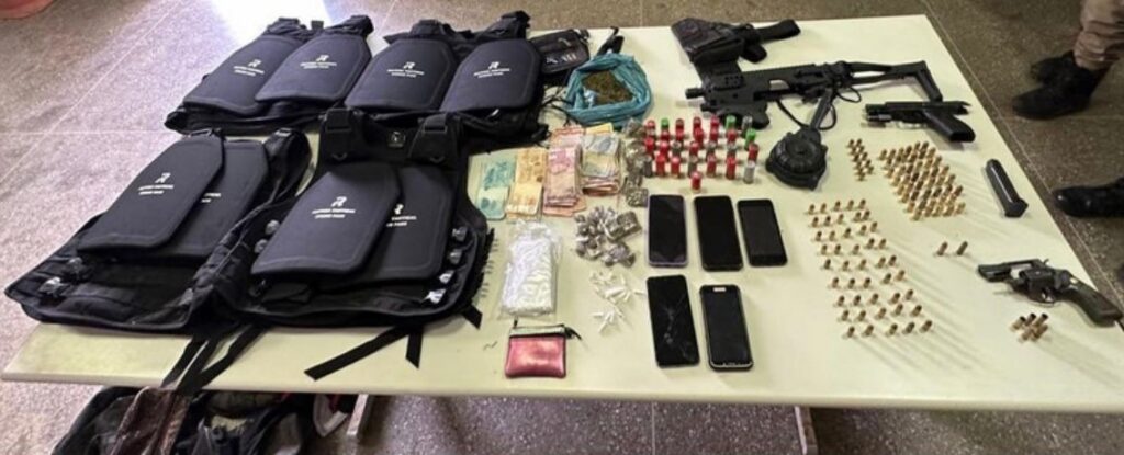 Pistola, revólver, coletes balísticos e R$ 4,8 mil são apreendidos em Santo Amaro