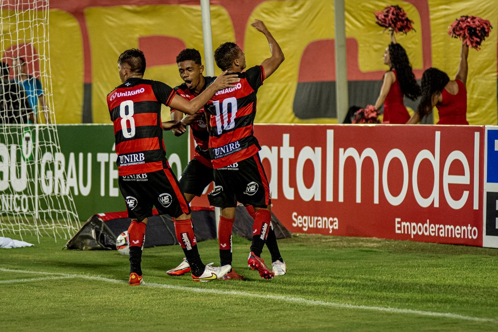 Vitória retoma liderança da Série B com vitória sobre o ABC