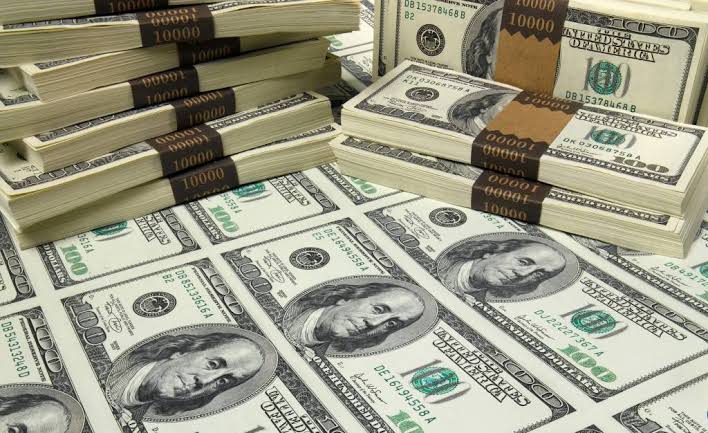 Dólar sobe após corte da taxa de juros pelo Copom; Bolsa de Valores brasileira registra alta expressiva