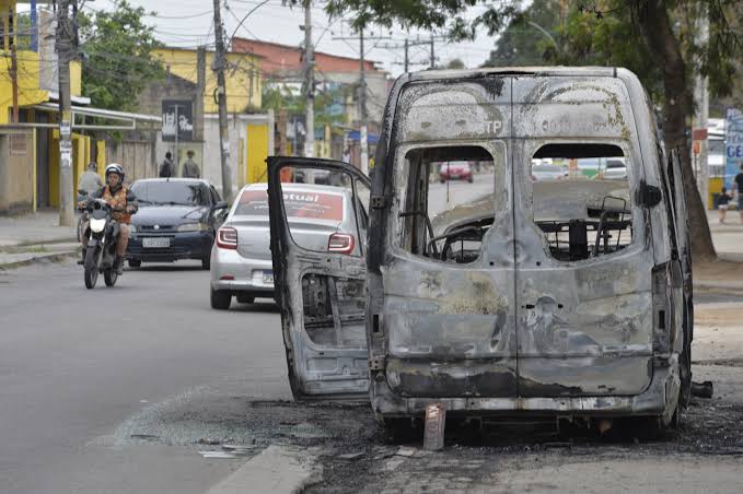Tentativa de Furto Fracassada: Bandidos Incendeiam Van Escolar em Salvador