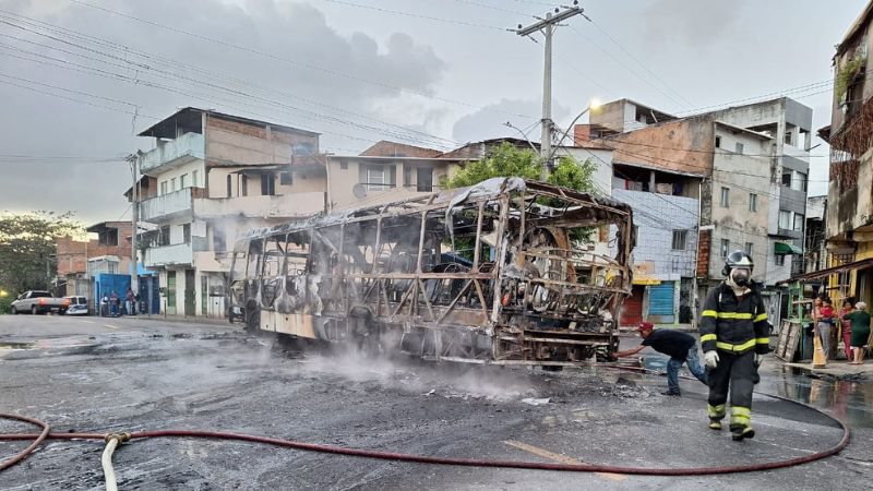 Incêndio em ônibus no Jardim Santo Inácio: Suspeitos se camuflaram entre passageiros